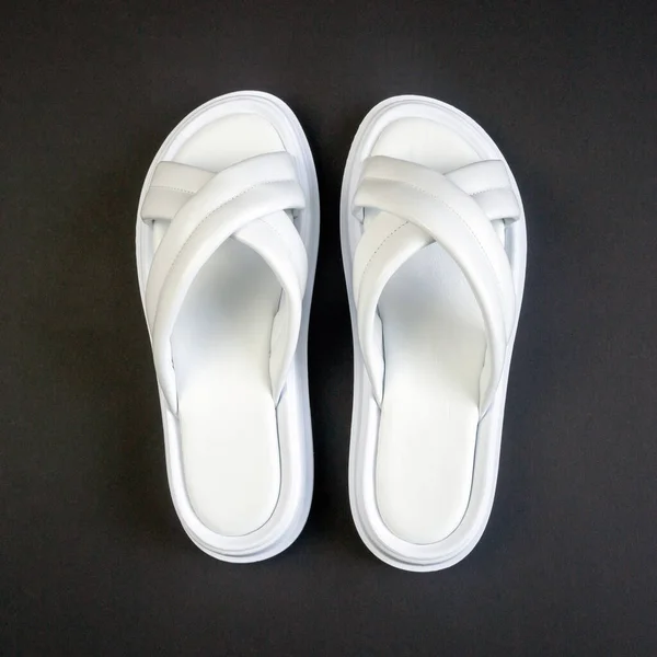 Witte Zomerslippers Voor Vrouwen Een Zwarte Achtergrond Slippers Vierkante Afbeelding — Stockfoto