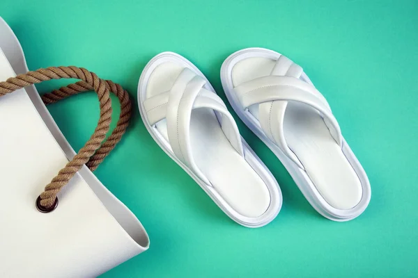 Witte Zomerslippers Voor Dames Een Witte Rubberen Tas Met Bruine — Stockfoto