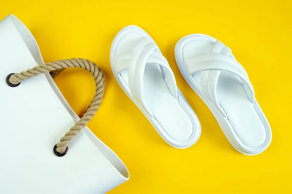 Witte Zomerslippers Voor Dames Een Witte Rubberen Tas Met Bruine — Stockfoto