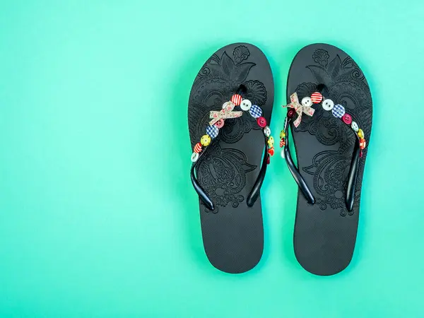 Flip Flops Auf Blauem Hintergrund Strandschlappen Großaufnahme Kommender Urlaub Horizontales — Stockfoto