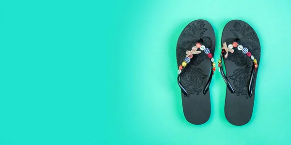 Flip Flops Auf Blauem Hintergrund Strandschlappen Großaufnahme Kommender Urlaub Banner — Stockfoto
