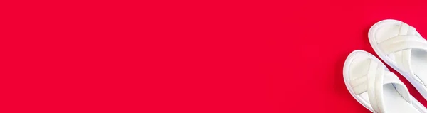 Chinelos Brancos Verão Feminino Fundo Vermelho Chinelos Banner Para Inserção — Fotografia de Stock