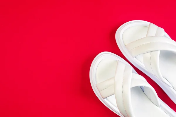 Witte Zomerslippers Voor Vrouwen Een Rode Achtergrond Slippers Horizontaal Beeld — Stockfoto