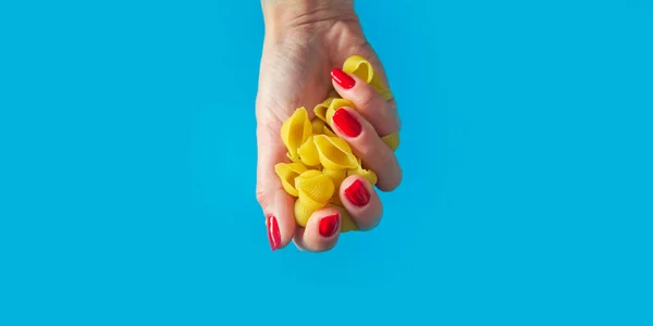 Macarrão Conchiglie Uma Mão Feminina Alimentos Ricos Calorias Produto Calórico — Fotografia de Stock