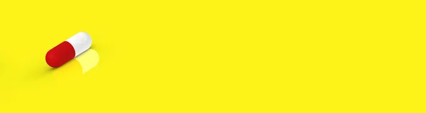 Μια Κόκκινη Κάψουλα Βρίσκεται Κίτρινο Φόντο Αντανάκλαση Φαρμακευτική Αγωγή Οριζόντια — Φωτογραφία Αρχείου