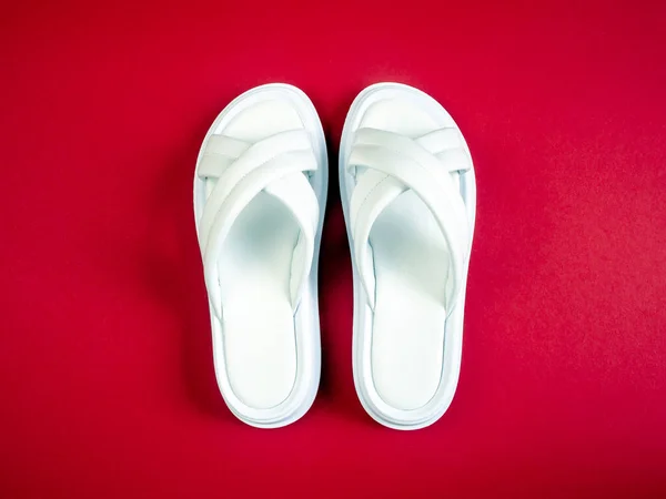 Witte Zomerslippers Voor Vrouwen Een Rode Achtergrond Slippers Horizontaal Beeld — Stockfoto