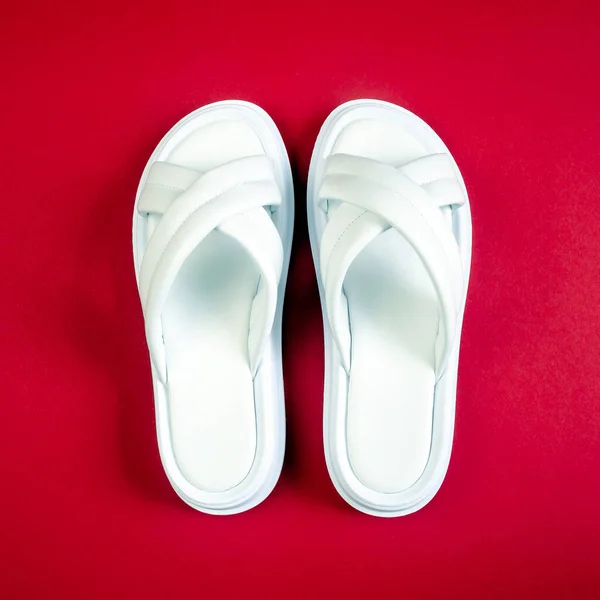 Witte Zomerslippers Voor Vrouwen Een Rode Achtergrond Slippers Vierkante Afbeelding — Stockfoto