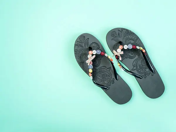 Flip Flops Auf Blauem Hintergrund Strandschlappen Großaufnahme Kommender Urlaub Horizontales — Stockfoto