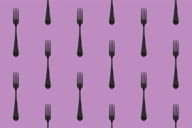 Kusursuz desen. Pastel fiolet mor arkaplanda çatal üst görünümü. Yüzeye başvurmak için şablon. Yatay görüntü. Düz yatıyordu. 3 boyutlu görüntü. 3B görüntüleme.