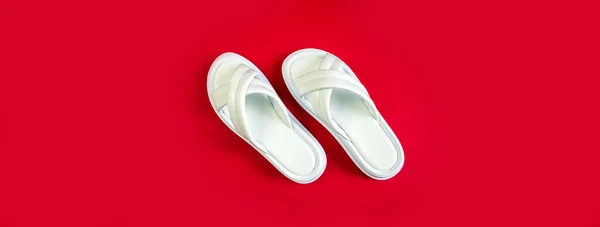 Witte Zomerslippers Voor Vrouwen Een Rode Achtergrond Slippers Banner Voor — Stockfoto