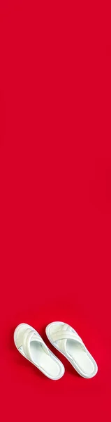 Women Summer White Slippers Red Background Slippers Vertical Banner Insertion — Stockfoto