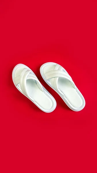 Witte Zomerslippers Voor Vrouwen Een Rode Achtergrond Slippers Verticaal Beeld — Stockfoto