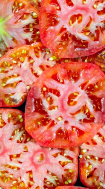 Kesik domates dokusu. Domates dilimleri. Vitamin kaynağı. Domates yakın çekim. Dikey resim