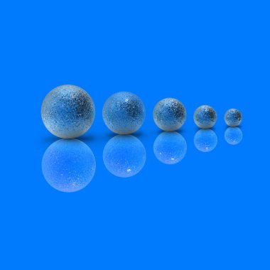 Mavi arka planda farklı boyutlarda beş metal top. Bir şeyin büyümesi. İlerleme var. Yansıma. Kare görüntü. 3 boyutlu görüntü. 3B görüntüleme.