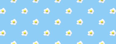 Desen. Pastel mavi arka planda tavuk yumurtası resmi. Yuvarlak yumurta sarısı. Yüzey örtüsü deseni. Bölgeye yerleştirme pankartı. Yatay görüntü. 3 boyutlu görüntü. 3B görüntüleme.