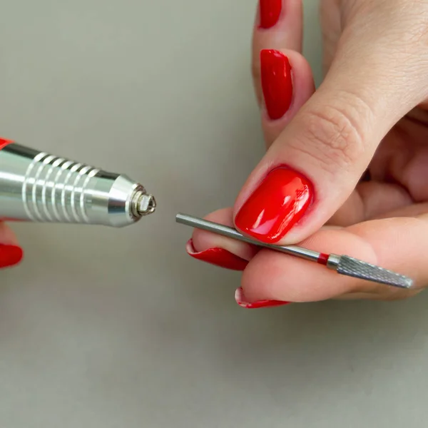 Proces Podłączenia Frezu Młyna Manicure Kobiece Dłonie Przygotowują Narzędzie Manicure — Zdjęcie stockowe