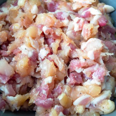 Kıymalı domuz eti. Hamur tatlısı hazırlığı. Hamur tatlısı için. Kare resim.