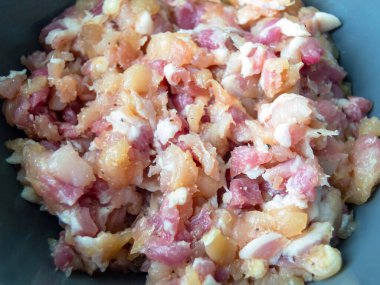 Kıymalı domuz eti. Hamur tatlısı hazırlığı. Hamur tatlısı için. Yatay resim.