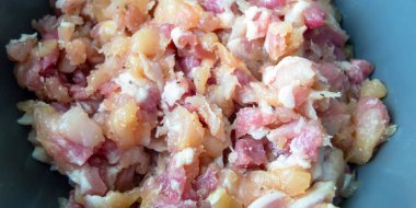 Kıymalı domuz eti. Hamur tatlısı hazırlığı. Hamur tatlısı için. Yatay resim.