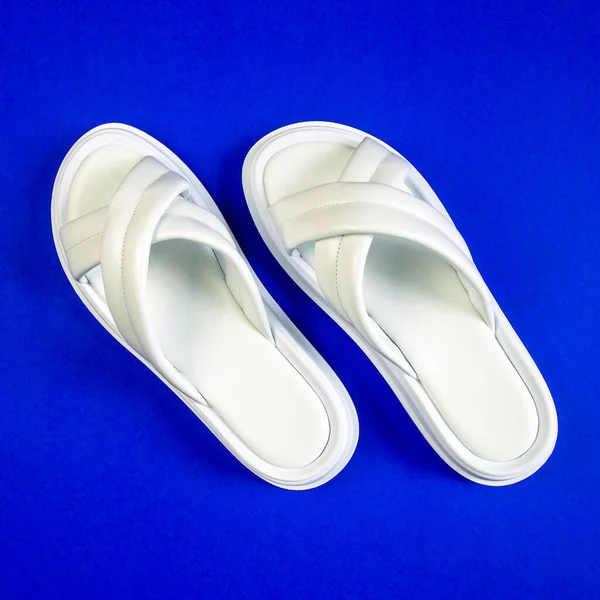 Witte Zomerslippers Voor Vrouwen Een Blauwe Achtergrond Slippers Vierkante Afbeelding — Stockfoto
