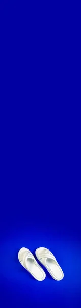 Женские Летние Белые Тапочки Голубом Фоне Тапочки Вертикальный Баннер Ввода — стоковое фото