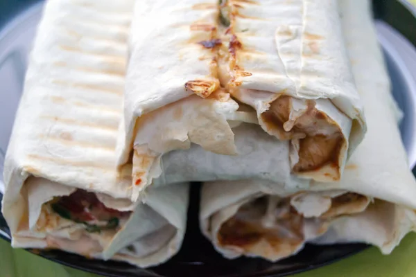 Shawarma Tři Masové Závitky Zabalené Pita Chlebu Fast Food Vodorovný — Stock fotografie