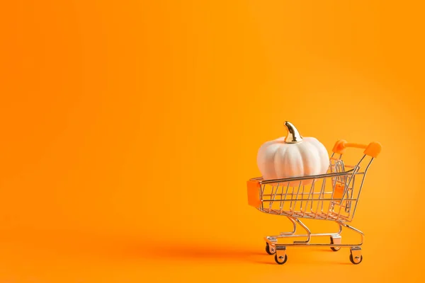 Carrito Compras Juguete Con Calabaza Blanca Sobre Fondo Naranja Con — Foto de Stock