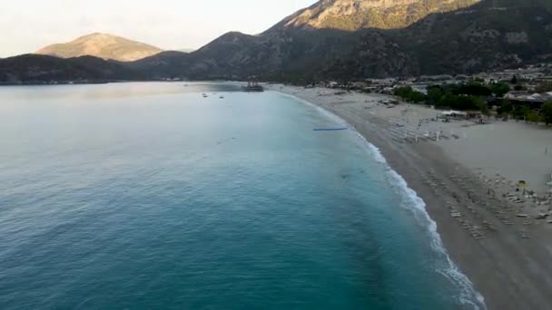 İnsansız hava aracından Akdeniz 'e, dağlara, sahildeki insanlara bakın. — Stok video