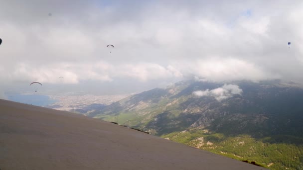 Skocznia górska Babadak z paralotnią i lotem nad morzem i górami — Wideo stockowe
