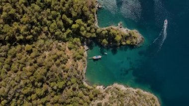 Mavi deniz suyunu, demirli tekne ve yatlarla temizlemek için hava aracı görüntüsü. Mercan resifleri ile muhteşem bir gök mavisi arka plan. Türkiye 'de özel plajda demirleme yeri.