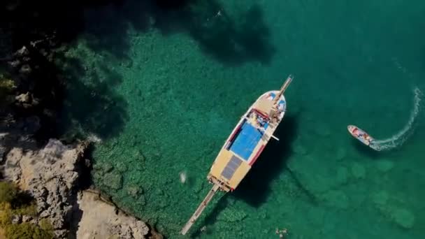 Letecký dron zblízka pohled na jasné modré mořské vody s kotvícími čluny a jachtami. Ukotvení v zátoce na soukromé pláži v Turecku cestovní destinace. — Stock video