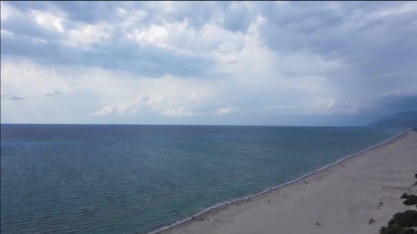 Dynamické letecké záběry pořízené na Drone FPV létání nad prázdnou Wide Long Sand Beach a Ocean Surf. Sea Waves in Likya, Turkey. — Stock video