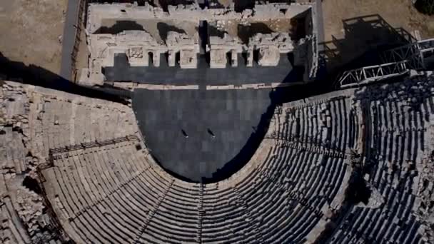 Вид с воздуха. Руины древнего театра ликийской цивилизации в Патаре в Турции. Античный город Патара. — стоковое видео