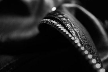 Siyah deri ceket ve metalik detayları.