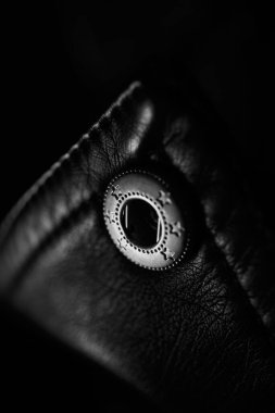 Siyah deri ceket ve metalik detayları.