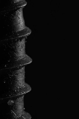 Siyah arkaplanda detayları vidalar