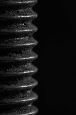 Siyah arkaplanda detayları vidalar