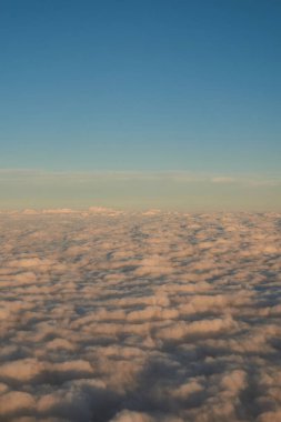 Yukarıdan görünen beyaz bulutların ayrıntıları