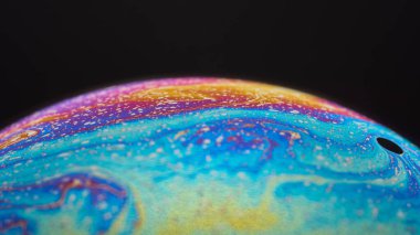 Binlerce renk ve şekil dev bir baloncukta.