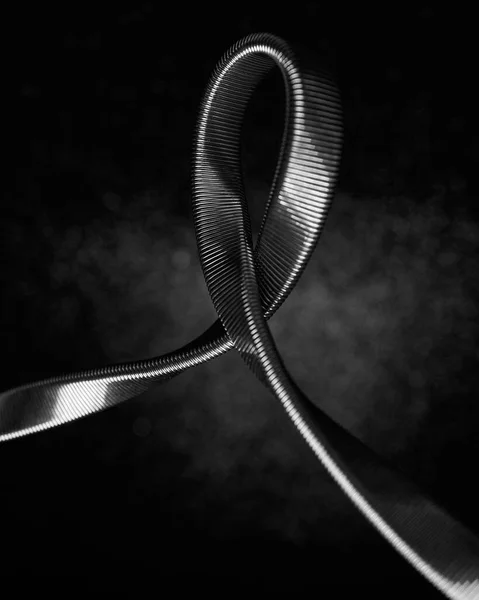 Siyah Arkaplanda Parlak Metal Spiral — Stok fotoğraf