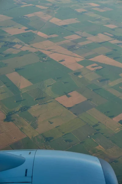 Turbine Eines Flugzeugs Fliegt Über Felder — Stockfoto