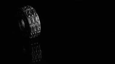 Metalik tekerlek temmuz ayını siyah beyaz yansıtıyor.