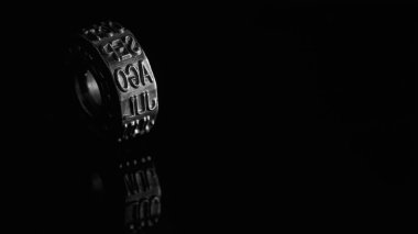 Ağustos ayındaki metal tekerlek siyah ve beyaz renge yansıyor.