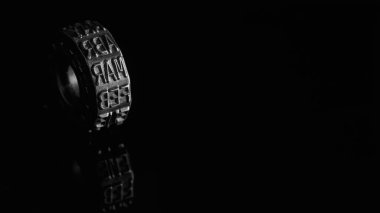 Metalik tekerlek, Mart ayı siyah beyaz yansıyor.