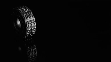 Şubat ayına ait metal tekerlek siyah beyaz yansıyor.