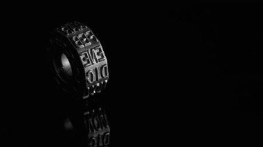 Ocak ayındaki metal tekerlek siyah ve beyaza yansıyor.