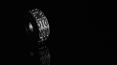 Aralık ayındaki metal tekerlek siyah beyaz yansıyor.