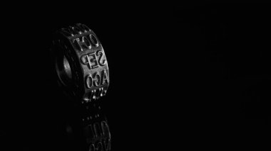 Eylül ayına sahip metal tekerlek siyah ve beyaza yansıyor.