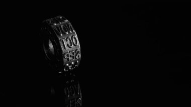 Ekim ayına sahip metal tekerlek siyah beyaz yansıyor.