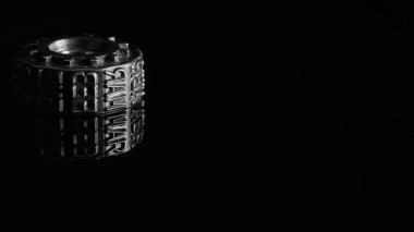 Metalik tekerlek, Mart ayı siyah beyaz yansıyor.